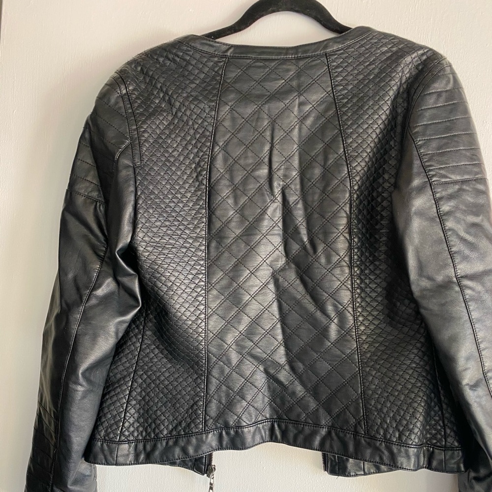 Woman’s leather style jacket - Picture 2 of 3